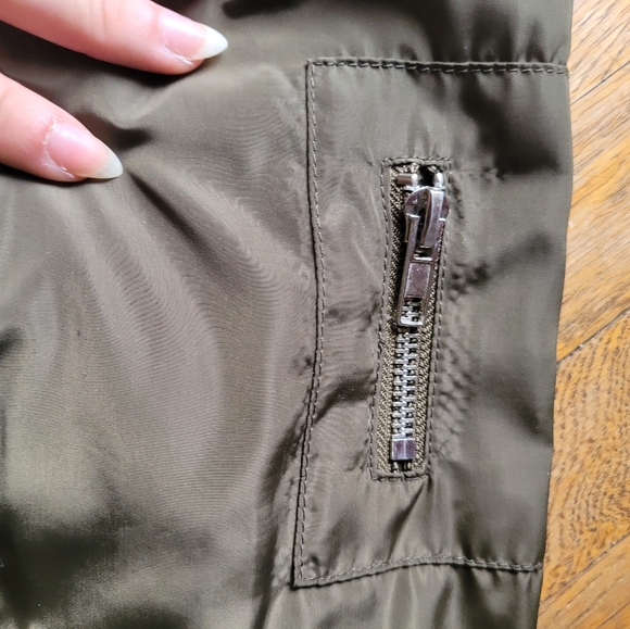 Green Bomber Jacket 🧶 - Picture 8 of 11